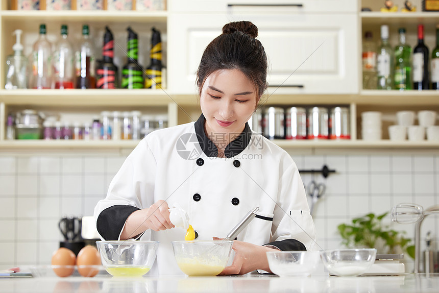 国内首个海上风电场无功补偿站在广东阳江顺利安装